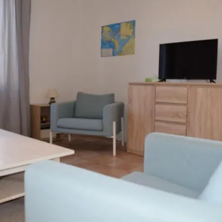 Gu000-05p Charmante Petite Maison A Proximite Immediate De La